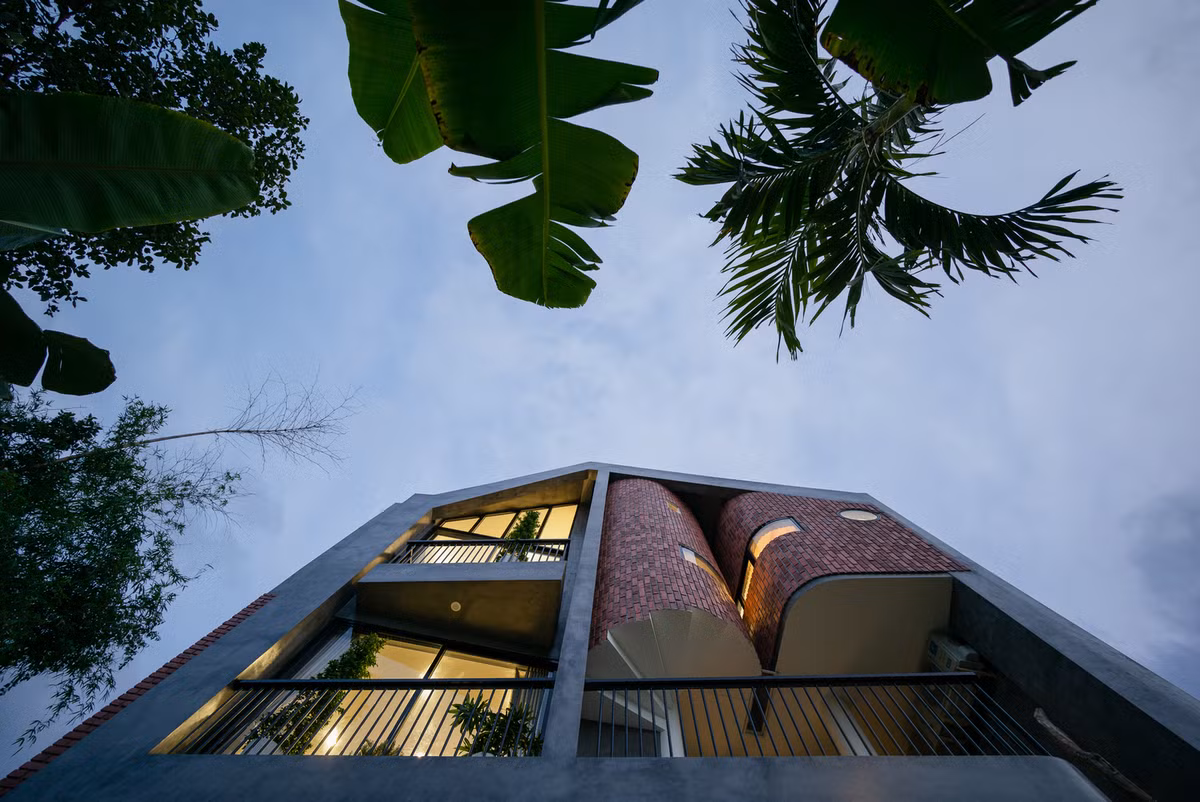 Các tầng trên đều được bố trí ban công, kết nối với thiên nhiên bên ngoài, tạo sự thông thoáng. Ảnh: Quang Tran