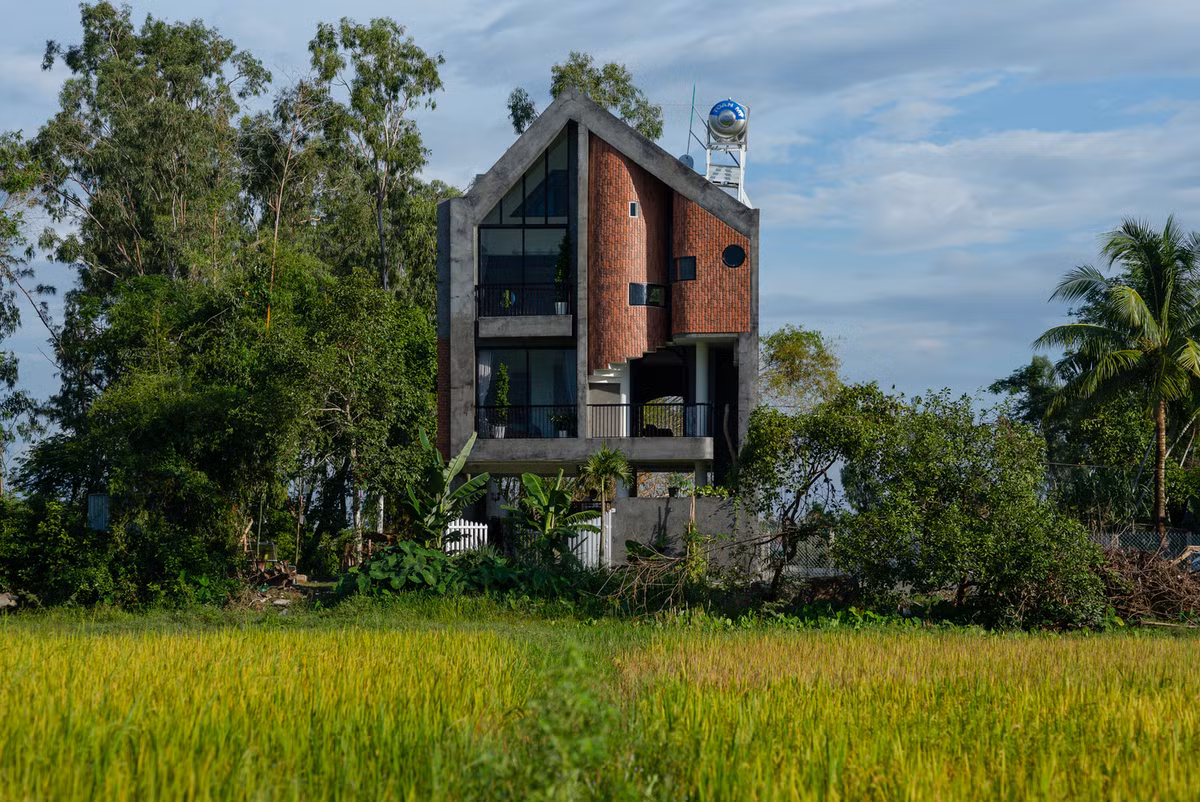 Nơi công trình tọa lạc là một vùng quê êm đềm với cánh đồng và những rặng tre xanh mát. Sau rặng núi phía xa, hàng ngày có thể từ trong nhà nhìn ngắm cả hoàng hôn và bình minh. Ảnh: Quang Tran