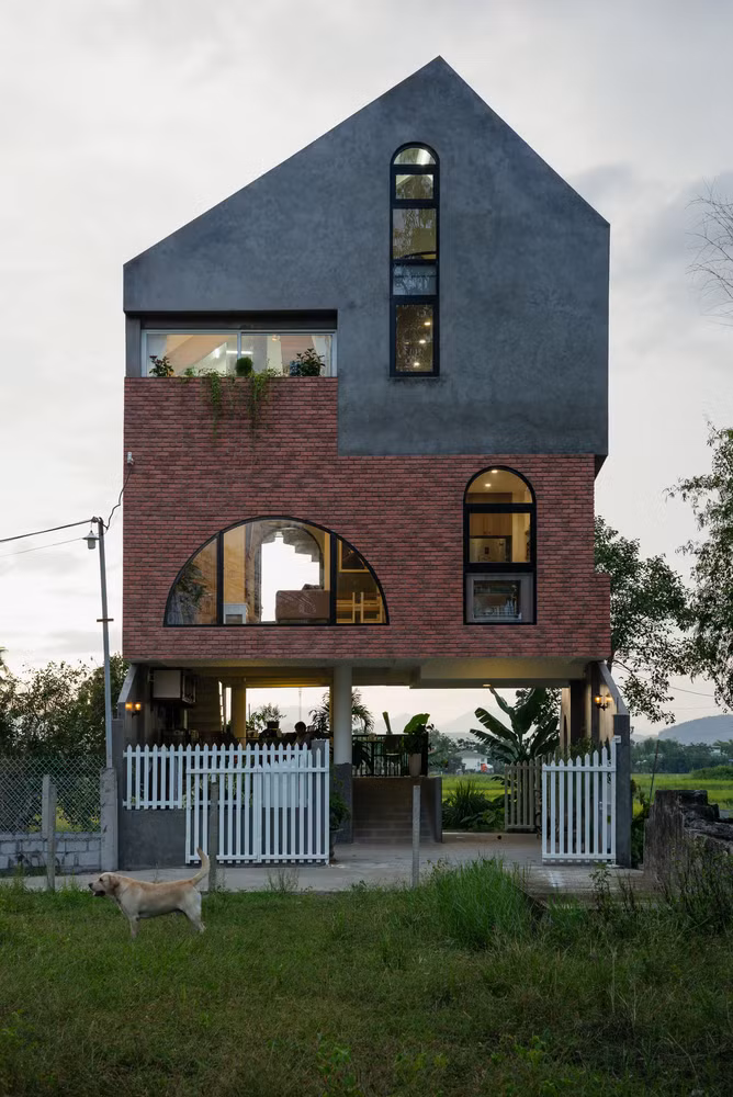 Vì vậy, giải pháp kiến trúc sư đưa ra là để trống tầng trệt, tránh những thiệt hại khi nước lũ dâng cao. Ảnh: Quang Tran