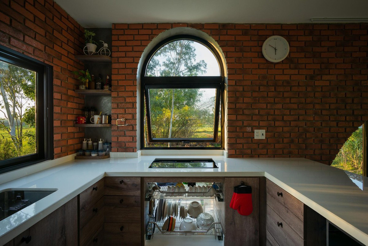 Do là ngôi nhà chống lũ nên vật liệu đều là vật liệu chống ngập, có thể tồn tại lâu, bền và chịu độ ẩm cao như bê tông, gạch nung đỏ. Ảnh: Quang Tran