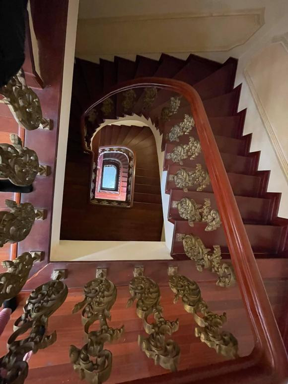 Nội thất đa phần được làm bằng gỗ, những bộ bàn ghế hay cầu thang chạm khắc tinh xảo trông vừa cổ kính vừa sang trọng. Màu sắc nội tại của căn nhà là sự kết hợp hài hòa giữa màu đỏ và vàng ánh kim với điểm nhấn chính là hệ thống cầu thang đỏ ngay giữa nhà, vừa tạo điểm nhấn vừa giúp ngôi nhà sáng sủa rực rỡ hơn.