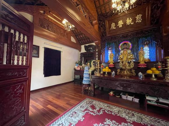 Điều khiến cư dân mạng trầm trồ không kém chính là độ chịu chơi của gia chủ, dù đã xây hơn 10 năm, nhưng cứ mỗi dịp tết đến xuân về, vị đại gia Hải Phòng này lại cho trùng tu, sơn sửa lại nên nhìn ngôi nhà lúc nào cũng như vừa mới xây xong.