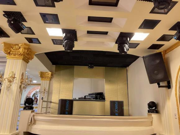 Biệt thự còn có các phòng giải trí riêng như phòng hát để phục vụ mọi thành viên.