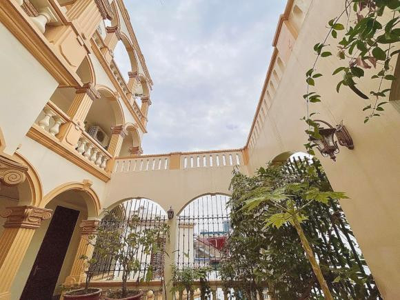 Được biết, gia chủ đã rất kỳ công đầu tư cho căn biệt thự, thậm chí, trong quá trình xây dựng được một nửa công trình, gia chủ đã đập đi xây lại vì chưa thật sự ưng ý.