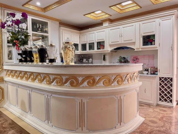 Vì gia chủ yêu thích màu vàng nên tông màu này được thể hiện ở hầu hết các chi tiết trang trí cầu thang, trần nhà hay hành lang.