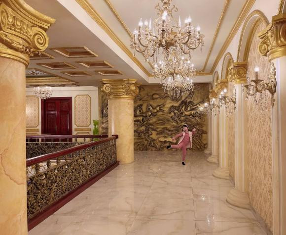 Toàn bộ không gian mang đậm vẻ cổ điển, tráng lệ đúng như ý muốn của chủ ngôi nhà.