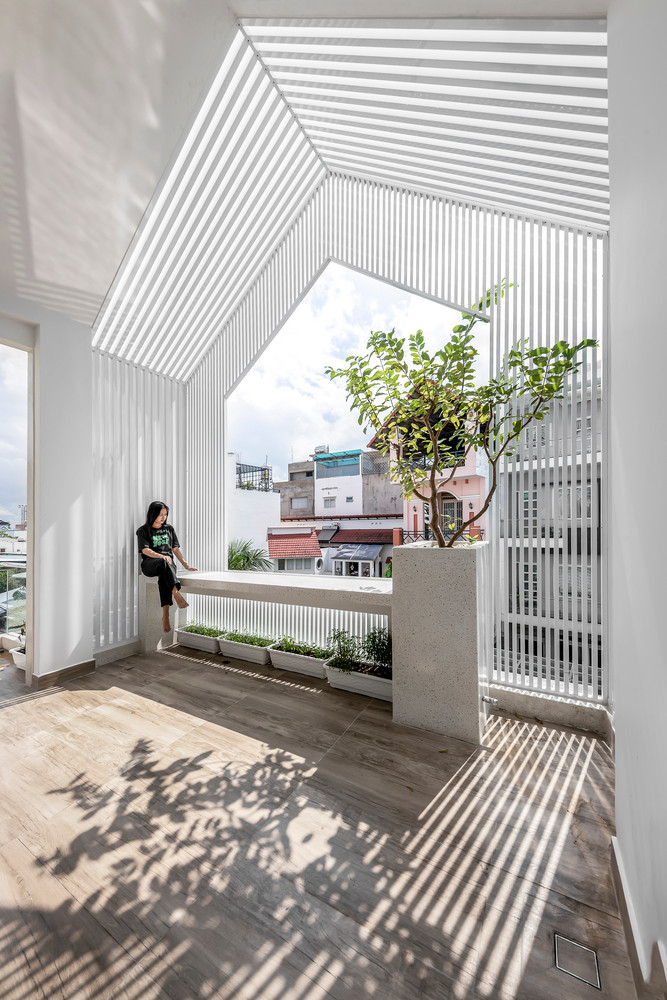 Khi đó, không gian nhà ở bắt đầu gánh vác nhiệm vụ phục vụ con người nhiều hơn, khó khăn hơn là các không gian ở nhỏ hẹp nằm bên trong các thành phố lớn. Kiến trúc sư đặt vấn đề về không gian ưu tiên cho trẻ nhỏ, không gian thư giãn giải tỏa cũng được quan tâm nhiều hơn.