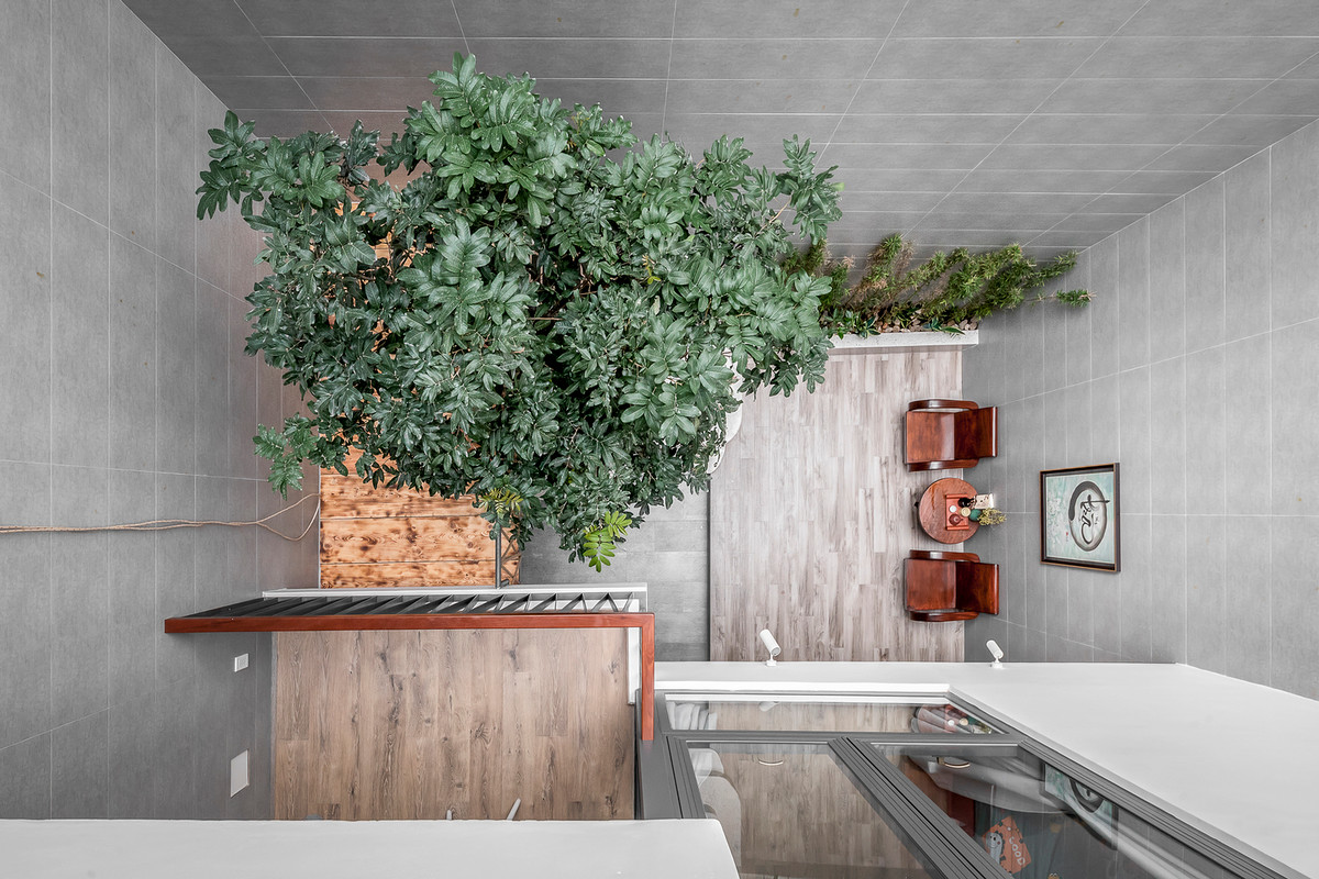 Phía dưới khoảng thông tầng là góc thưởng trà, thư giãn.