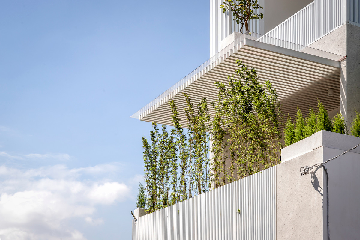 Hàng tre vừa là điểm nhấn vừa giúp chắn nắng, tạo bóng mát cho bên trong nhà phố. Nguồn ảnh: Minq Bùi