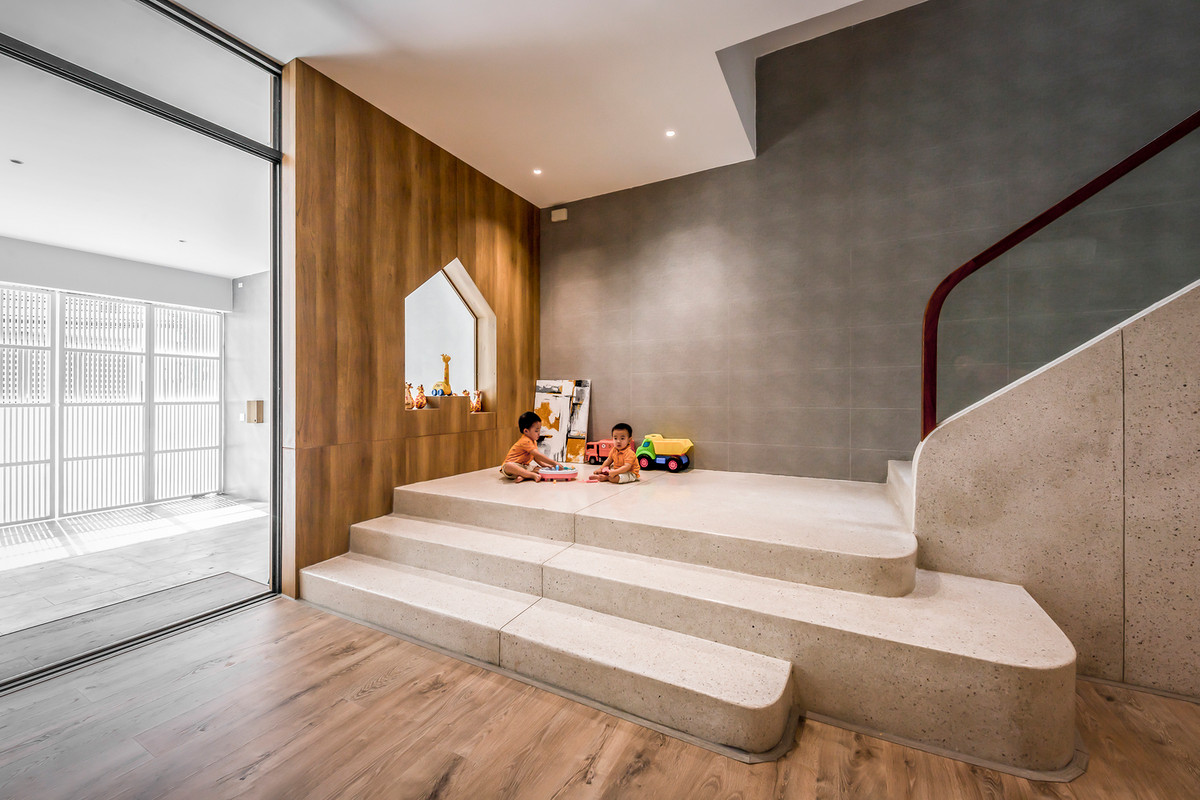 Phòng ngủ của các con và phòng ngủ bố mẹ có cửa thông nhau và kết nối với ban công tạo ra một không gian liên thông đủ dài cho các bé thoải mái chạy trong căn nhà.