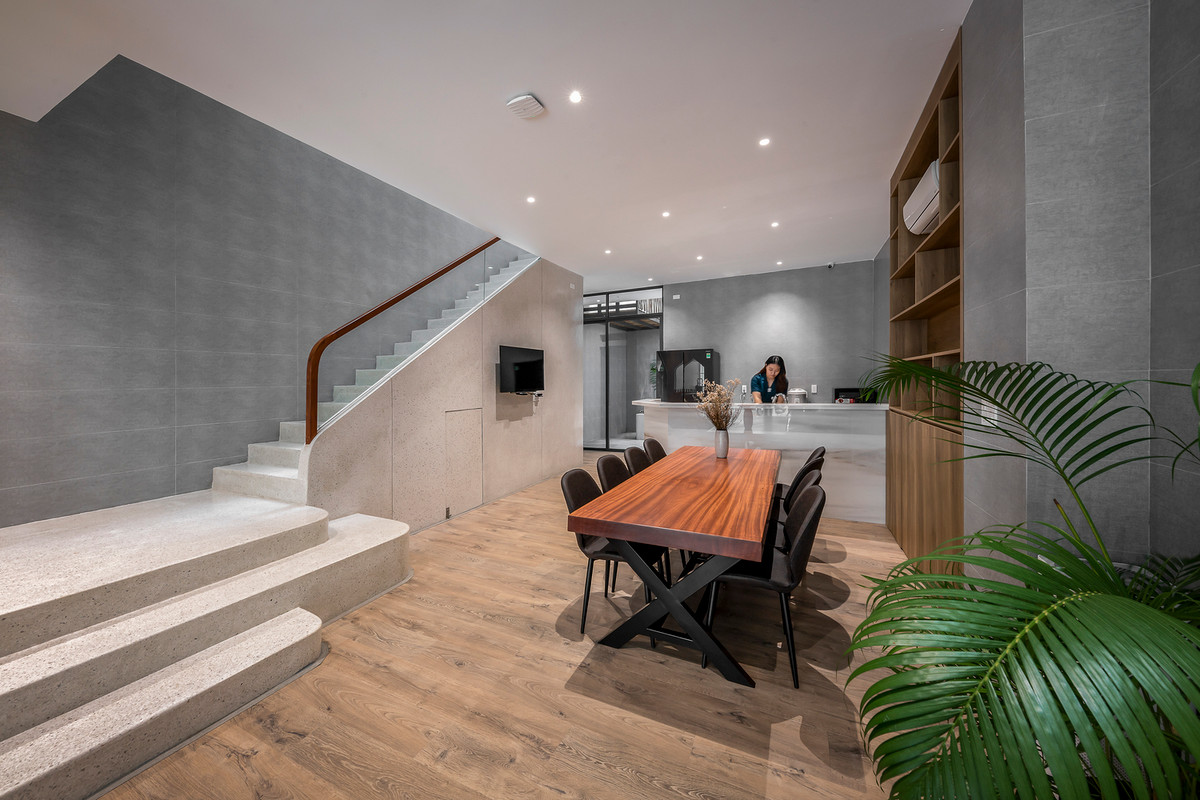 Khu bếp và bàn ăn thông thoáng, hiện đại.