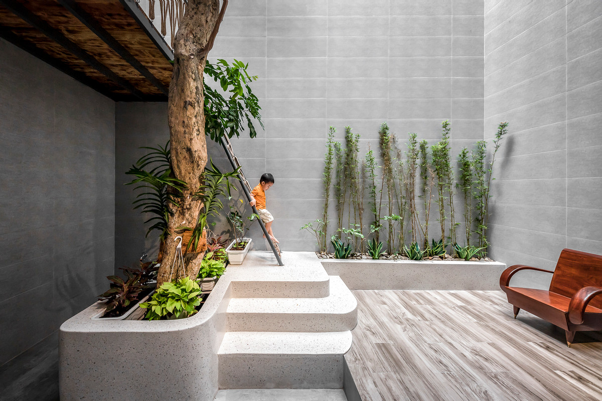 Việc thu hẹp phòng khách, bỏ bớt phòng ngủ, làm giường tầng để các con ngủ chung 1 phòng tạo nhiều không gian để trồng cây, bể bơi, nhà trên cây cho các bé vui chơi.