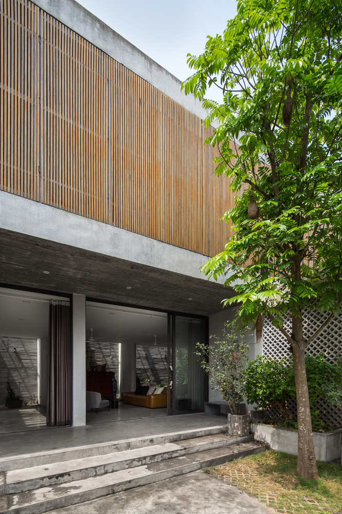 Trước khi bắt tay vào dự án, khu đất có 3 mặt thoáng. Tuy nhiên, nếu đúng theo quy hoạch, 2 mặt bên của B House sẽ sớm được “lấp kín” bởi những ngôi nhà khác được xây dựng trong tương lai.