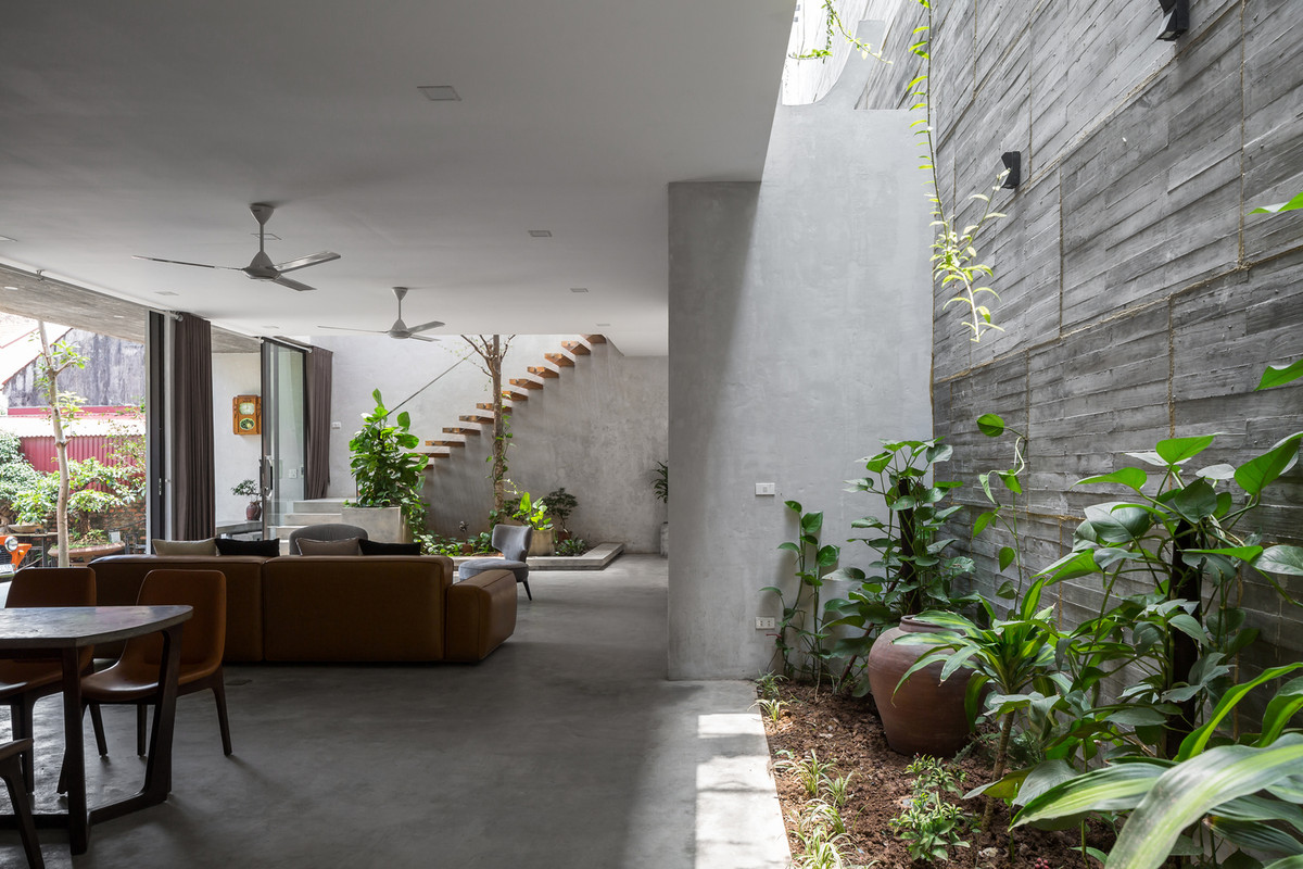 Gia chủ mong muốn sở hữu một không gian sống thoáng mát, nơi tất cả các phòng ngủ đều có thể hướng tầm nhìn ra khu vườn trước nhà nhưng vẫn đảm bảo sự riêng tư, an ninh.