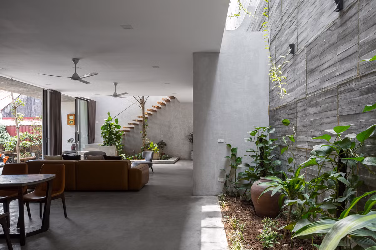 Gia chủ mong muốn sở hữu một không gian sống thoáng mát, nơi tất cả các phòng ngủ đều có thể hướng tầm nhìn ra khu vườn trước nhà nhưng vẫn đảm bảo sự riêng tư, an ninh.