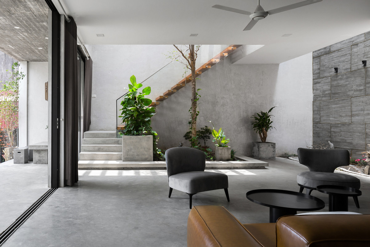 Giếng trời và mái kính giúp không gian trong nhà lấy ánh sáng tự nhiên tối đa.