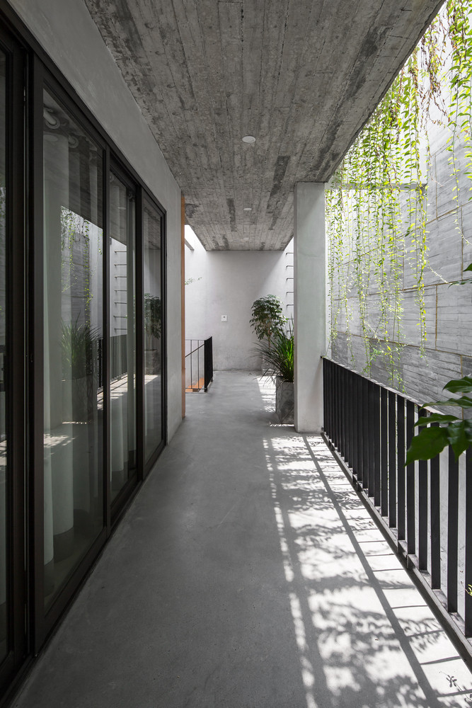 Để thỏa mãn niềm yêu thích bê tông của gia chủ, kiến trúc sư lựa chọn chất liệu hoàn thiện chính cho B House là bê tông có bề mặt nhám.