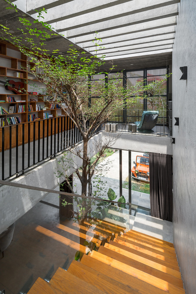 Xung quanh khoảng trống này là cầu thang và hành lang dài và rộng kết nối các không gian chức năng với các công năng khác trong nhà.