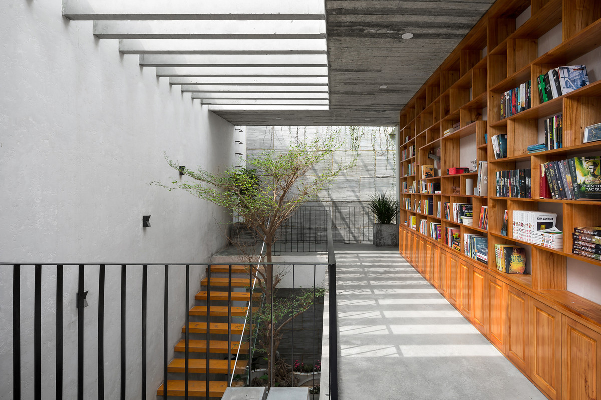 Ánh sáng từ bên ngoài được hút từ mái nhà qua các tấm kính đến không gian xanh bên trong.