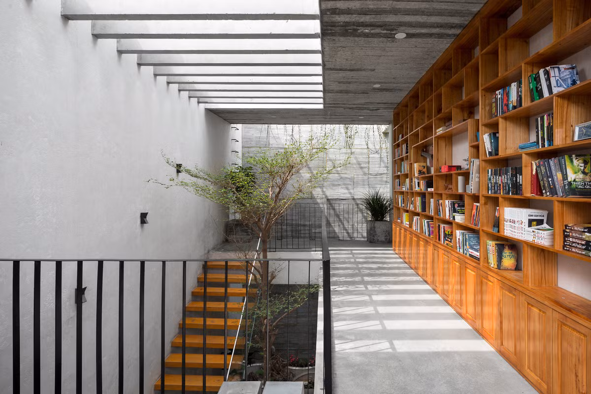 Ánh sáng từ bên ngoài được hút từ mái nhà qua các tấm kính đến không gian xanh bên trong.