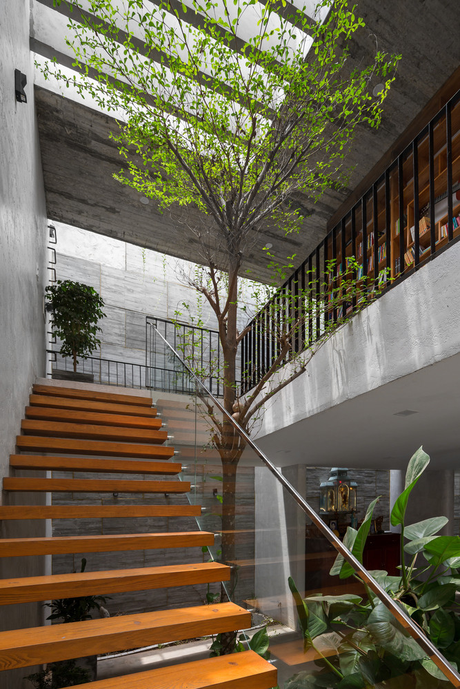 Cầu thang bộ là khu vực di chuyển, đồng thời là trung tâm kết nối các không gian chức năng trong nhà 2 tầng.