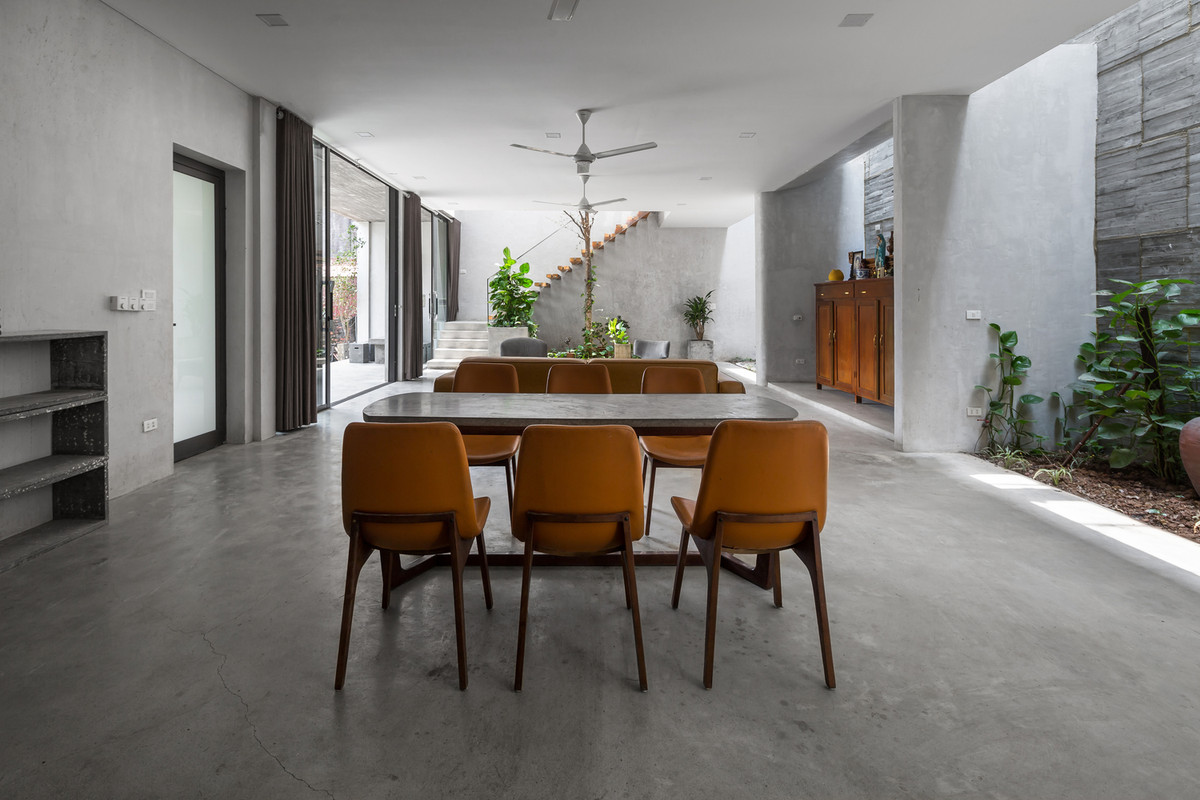 Gỗ màu hạt dẻ giúp không gian trở nên ấm cúng hơn.