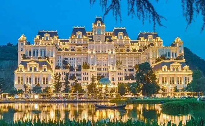 Ngay lập tức căn biệt thự được mệnh danh là “dinh thự sang trọng nhất Trung Quốc”.