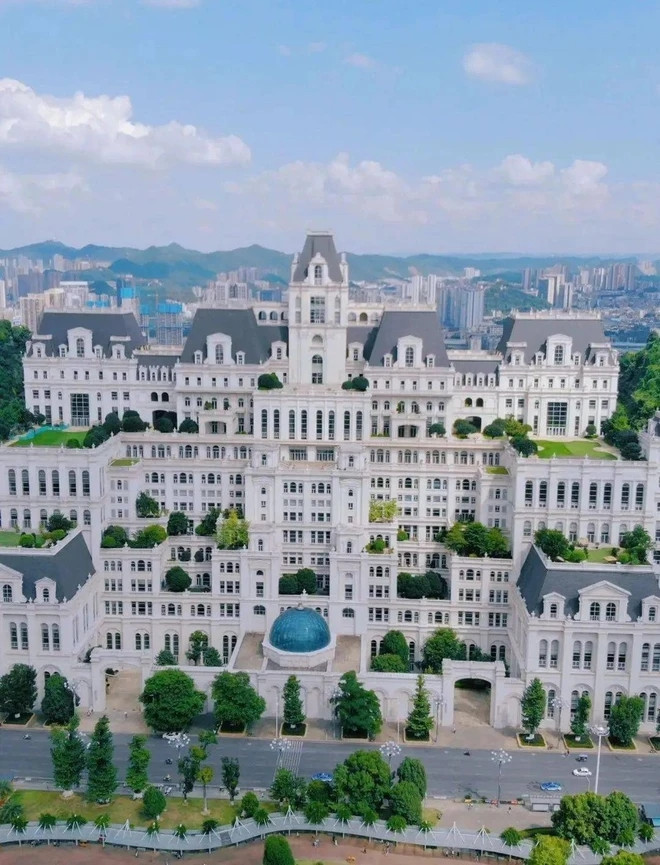 Nằm trong khu vực công viên đất ngập nước của thành phố Quý Dương, tòa nhà được xây dựng trên khu đất có diện tích khoảng 18,3 triệu m2