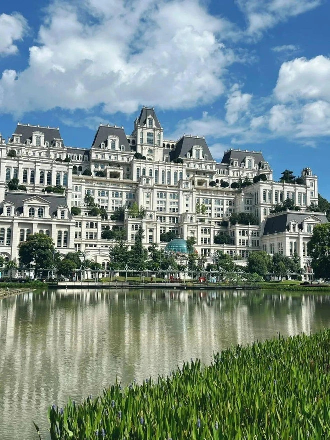 Biệt phủ bề thế như tòa lâu đài có giá trị lên lên tới 2,7 tỷ NDT (gần 9.500 tỷ đồng).