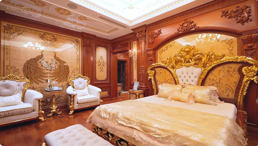 Tầng 3 gồm 6 phòng đều dành cho vợ chồng gia chủ. Giường trong phòng ngủ master đều được dát vàng.