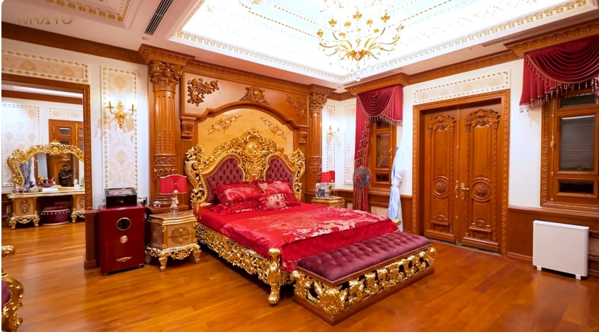 Tầng 2 gồm 3 phòng ngủ, 1 phòng dành cho mẹ gia chủ và 2 phòng dành cho con.