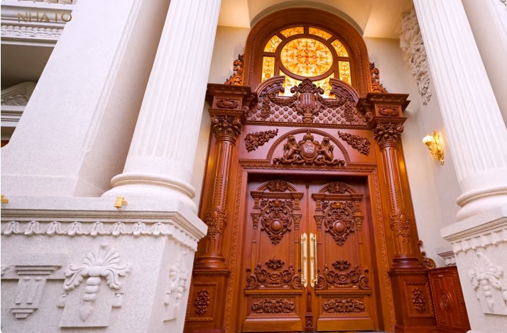 Cửa vào nhà bằng gỗ gõ đỏ, rộng 4,5 mét và cao 7,5 mét, được thiết kế đặc biệt mang tính cá nhân của gia chủ.