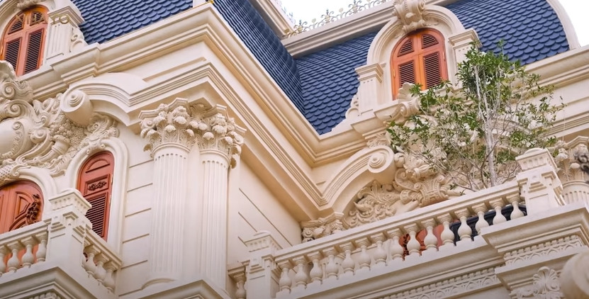 Bên ngoài căn nhà sơn màu kem hoàng gia sang trọng.