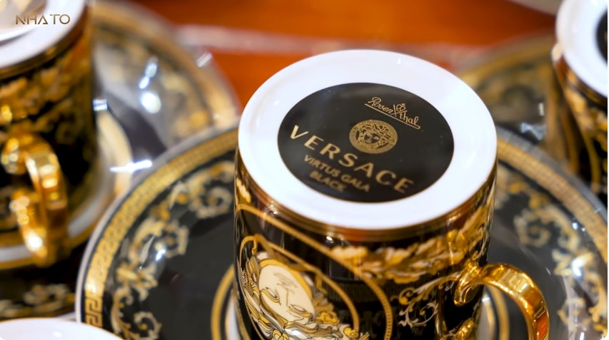 Đáng chú ý, hầu hết đồ dùng trong nhà đều đến từ các thương hiệu nổi tiếng như bộ chén Versace, bộ làm bếp Smeg phiên bản giới hạn...