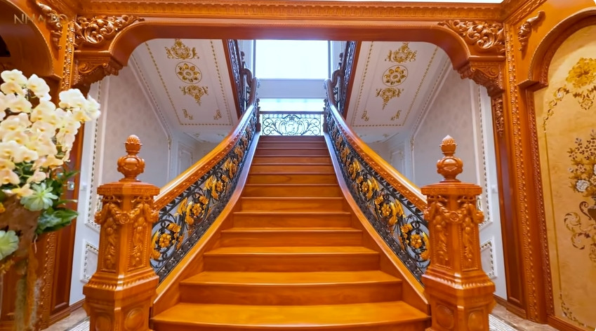 Cầu thang gỗ nguyên khối được xem là trái tim của căn nhà.