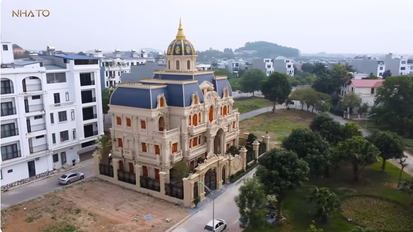 Mới đây, kênh YouTube NhaTo giới thiệu một căn biệt thự mang phong cách tân cổ điển được coi là công trình "để đời" của vị gia chủ trẻ tuổi.