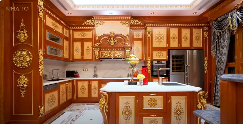 Riêng đồ gia dụng trang trí trong nhà (bình hoa, chai lo...) ước tính khoảng 5 - 6 tỷ đồng.