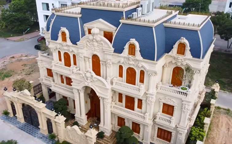 Căn biệt thự có tổng diện tích khoảng 600m2, diện tích xây dựng 300m2, còn lại là sân vườn. Nhà gồm 4 tầng và 1 hầm.