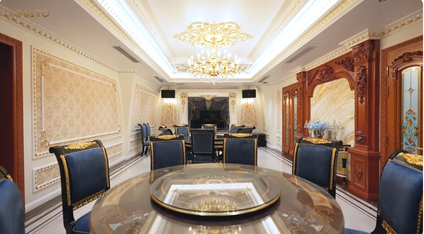 Tầng 4 có một phòng ăn rộng rãi, đủ chỗ cho 15 - 20 người. Nguồn ảnh: chụp màn hình NhaTo