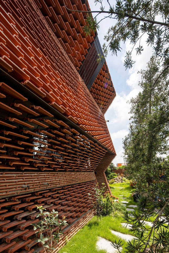 Nhìn từ bên ngoài, các lớp ngói đều, thẳng giúp ngôi nhà nổi bật giữa khu đô thị nhưng vẫn gần gũi và mộc mạc. Ảnh: Lê Minh Hoàng