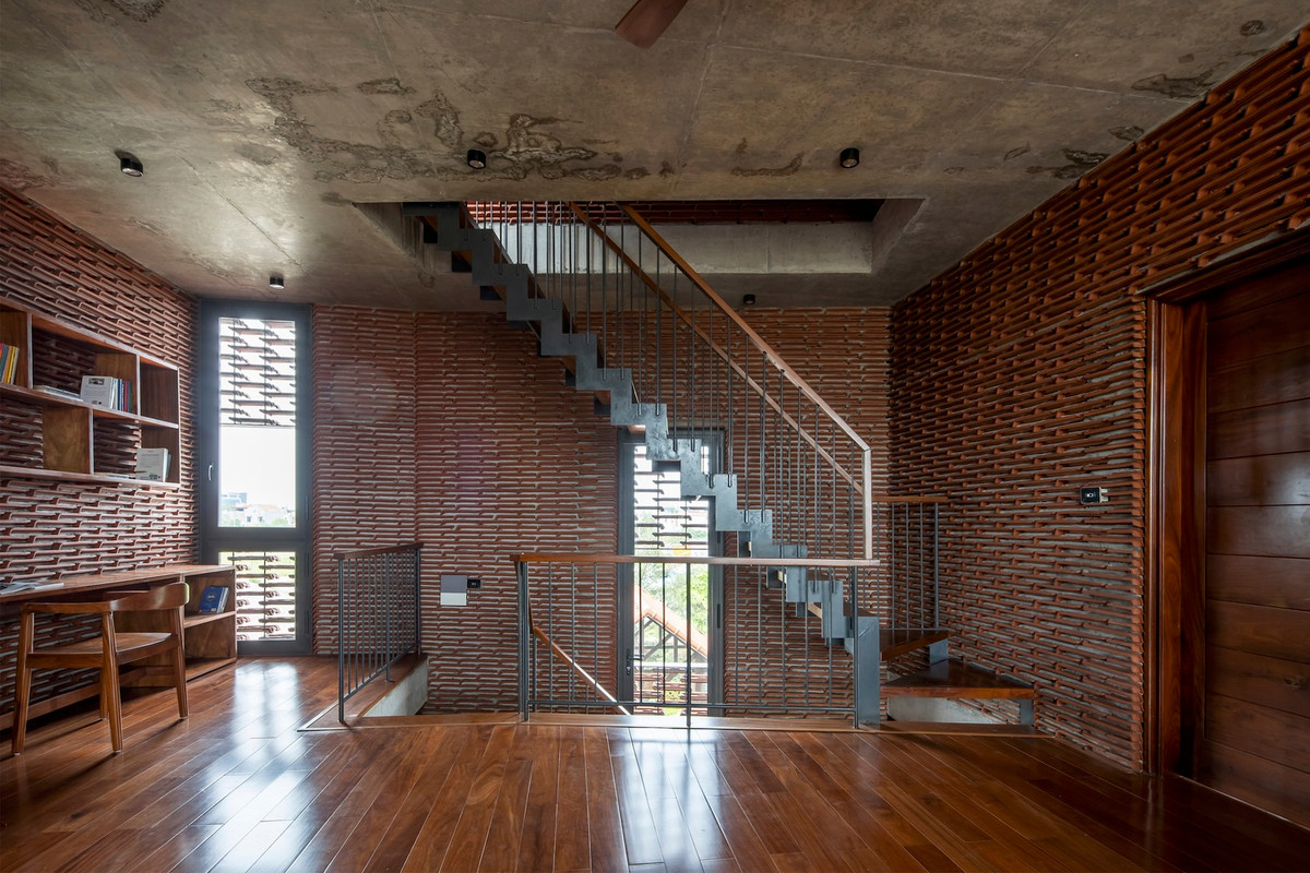 Trần bê tông không bọc phủ tạo cảm giác thô mộc. Ảnh: Lê Minh Hoàng