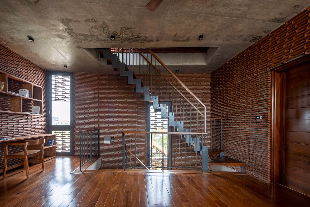 Trần bê tông không bọc phủ tạo cảm giác thô mộc. Ảnh: Lê Minh Hoàng