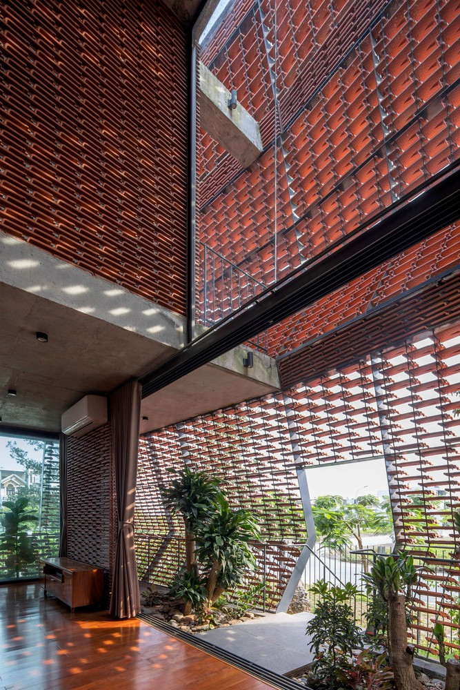 Đứng ở vị trí nào trong nhà, gia chủ cũng có thể cảm nhận được sự chuyển dịch của ánh sáng chiếu quá các khe hở và cửa sổ lớn. Ảnh: Lê Minh Hoàng