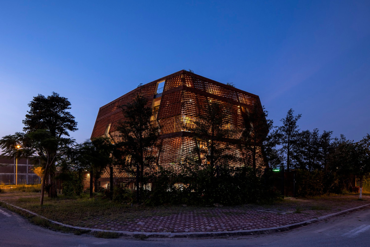 Buổi tối, ánh đèn bên trong hắt qua các khe hở khiến căn nhà giống như một chiếc đèn lồng nổi bật giữa khu đô thị. Ảnh: Lê Minh Hoàng