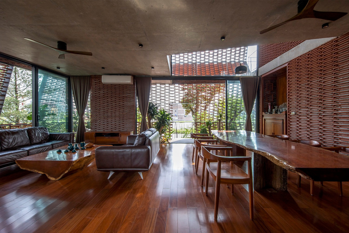 Ở bên trong, kiến trúc sư bố trí nhiều ô cửa sổ khác nhau giúp chủ nhà có tầm nhìn thoáng đãng. Ảnh: Lê Minh Hoàng