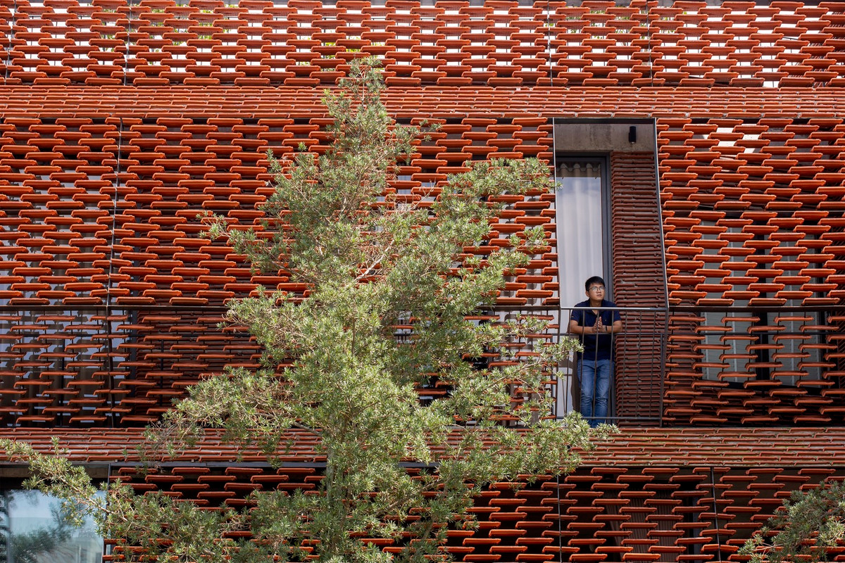 Lớp vỏ bằng ngói giúp chống nóng đồng thời giảm một lượng bức xạ nhiệt vào nhà. Ảnh: Lê Minh Hoàng