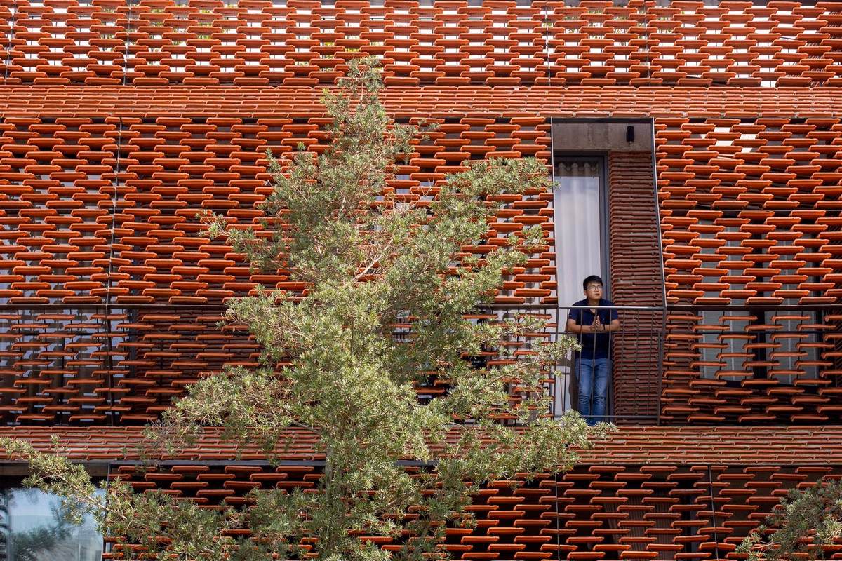 Lớp vỏ bằng ngói giúp chống nóng đồng thời giảm một lượng bức xạ nhiệt vào nhà. Ảnh: Lê Minh Hoàng