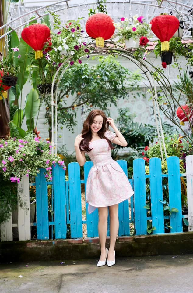 Mới đây, Vy Oanh chia sẻ loạt ảnh ngập tràn hơi thở mùa xuân trong căn biệt thự rộng 1.400m2 tại quận 2 (TP HCM).