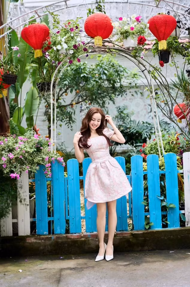 Mới đây, Vy Oanh chia sẻ loạt ảnh ngập tràn hơi thở mùa xuân trong căn biệt thự rộng 1.400m2 tại quận 2 (TP HCM).