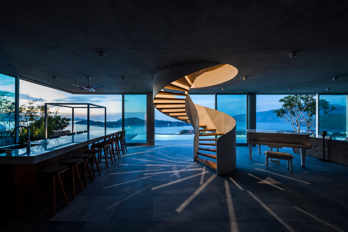 Thiết kế tổng thể nhấn mạnh vào sự đơn giản của hình khối xây dựng, sử dụng vật liệu thô, tự nhiên và một số chức năng nội thất sáng tạo.